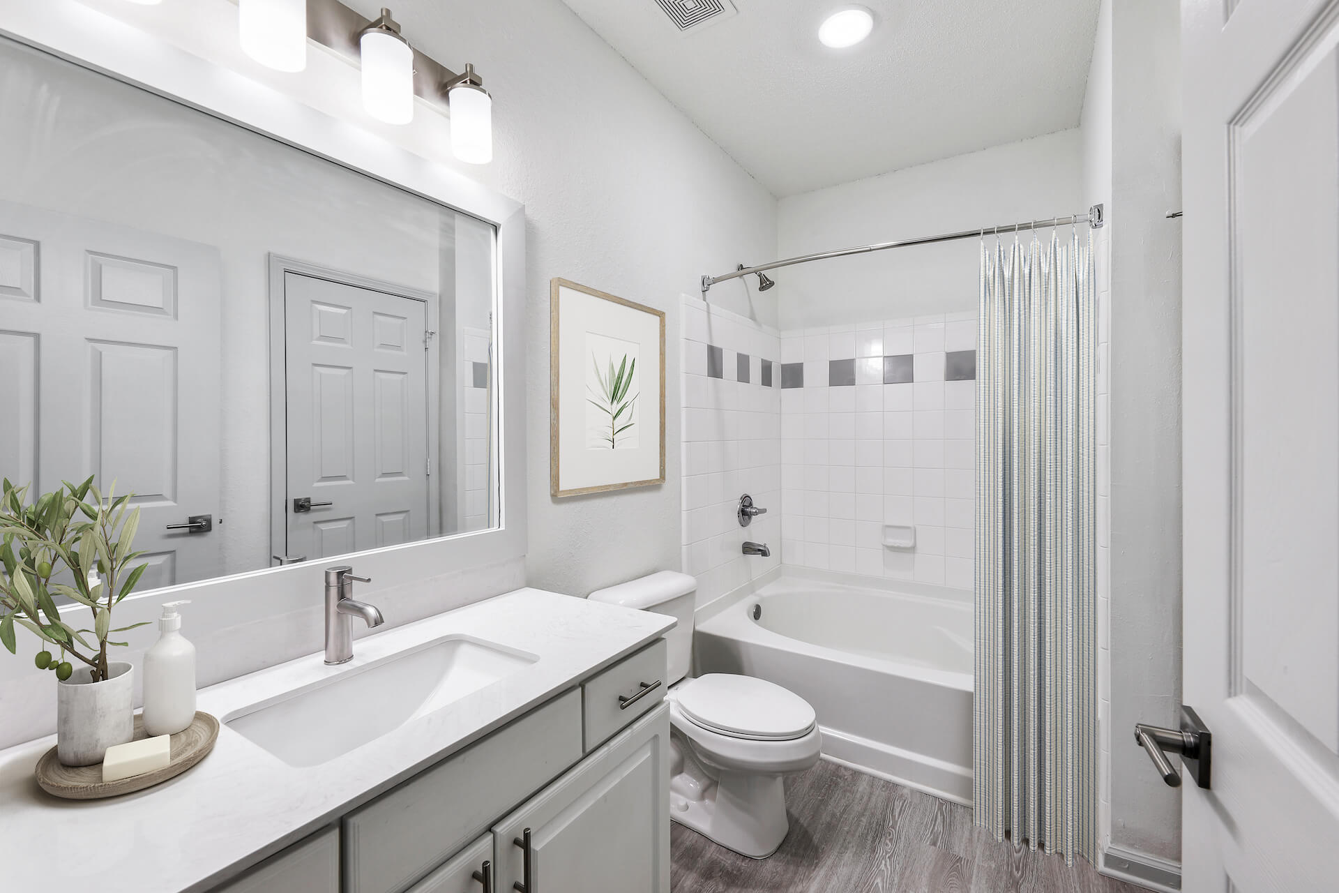 Renovated Full bathroom with shower/tub